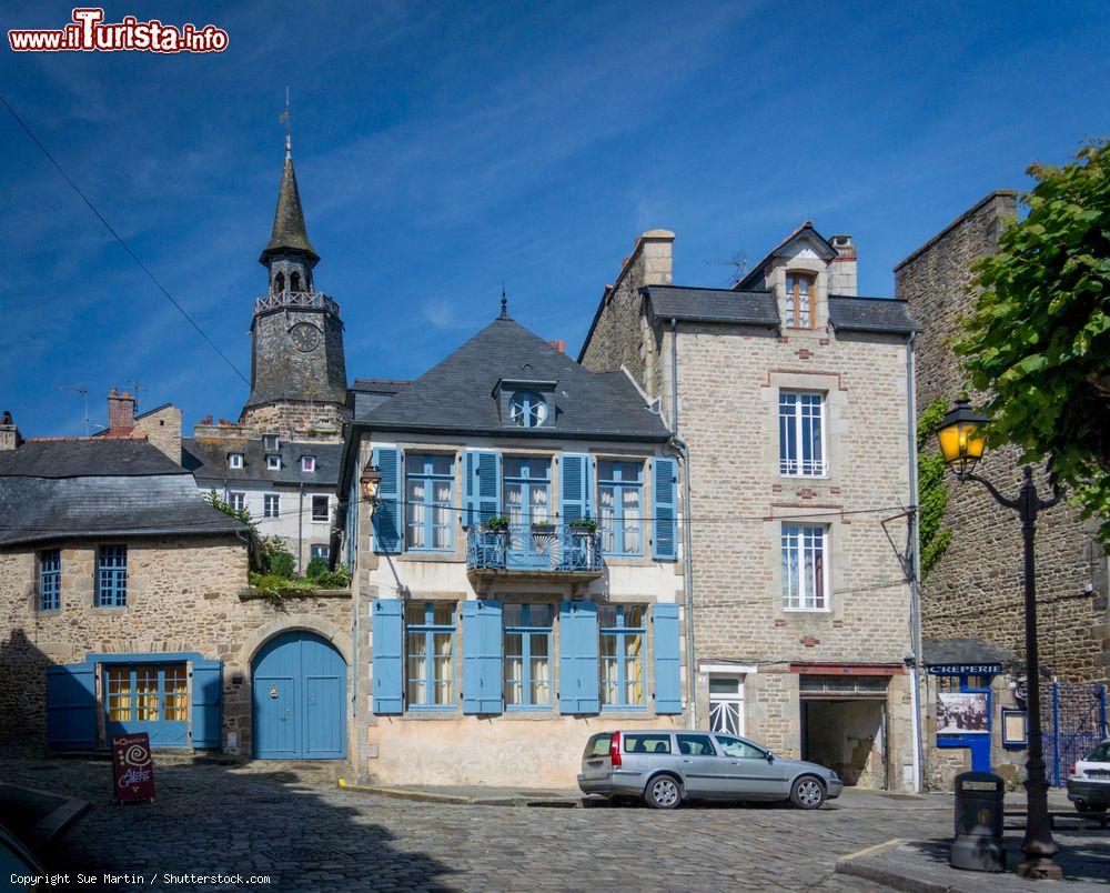Immagine Strada acciottolata con palazzi antichi nel centro storico di Dinan, Bretagna, Francia. Siamo nel dipartimento della Cotes-d'Armor: Dinan è famosa per il suo castello, il porto e i palazzi medievali - © Sue Martin / Shutterstock.com