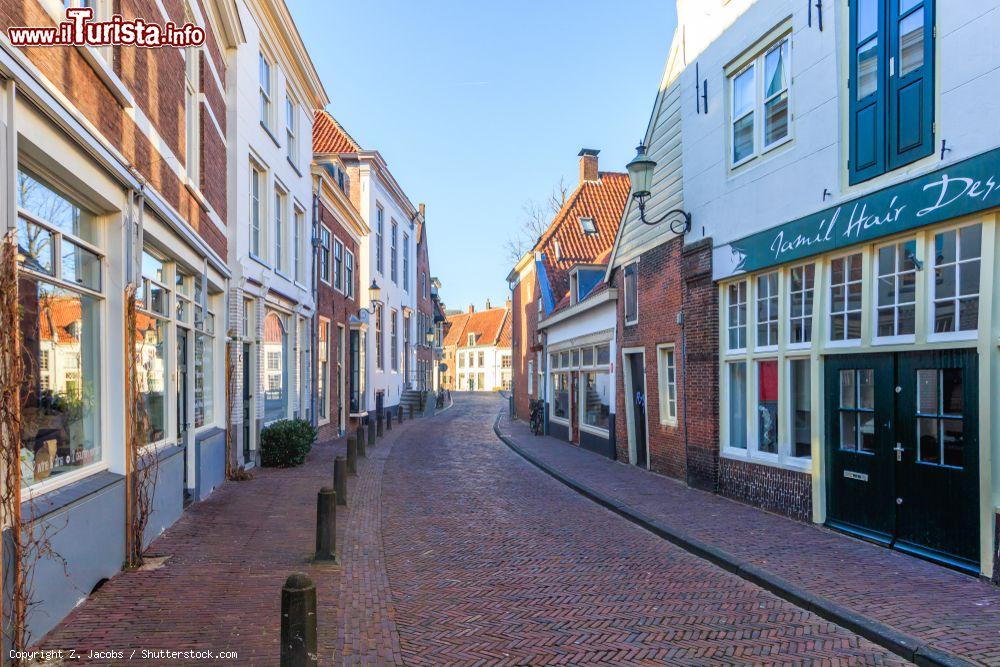 Immagine Una strada acciottolata nel centro storico di Amersfoort, in Olanda - © Z. Jacobs / Shutterstock.com