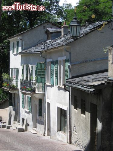 Immagine Una delle stradine che caratterizzano il borgo di Sion, punto di partenza ideale per poter accedere facilmente alle affascinanti località di tutot il Canton Vallese - © Alexey Drozdetskiy / Shutterstock.com