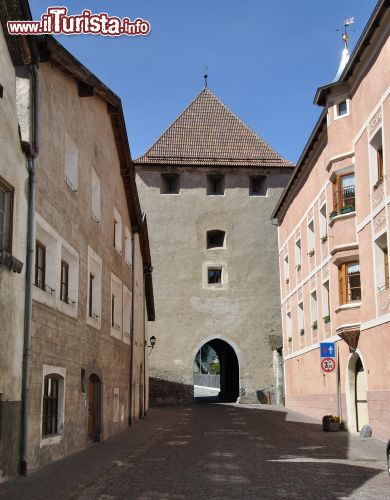 Immagine Con i suoi vicoli stretti e gli angoli pittoreschi, il borgo di Glorenza conserva un carattere del tutto particolare. Portici suggestivi, cortili interni e case con facciate del primo gotico, senza dimenticare la piazza del Mercato con la fontana, invitano turisti e viaggiatori ad una tranquilla visita alla scoperta di questo gioiello della Val Venosta che ospita fra l'altro alcune delle strutture civiche meglio conservate del Tirolo - © AMB / Shutterstock.com