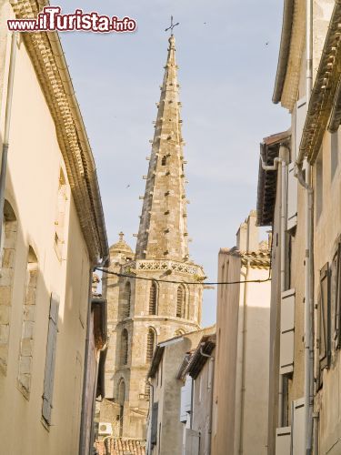 Immagine Strada nel centro di Limoux e Cattedrale gotica - © emei / Shutterstock.com