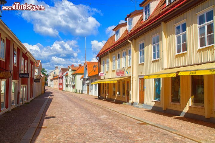 Immagine La cittadina di Vimmerby, in Svezia, conta circa 8000 abitanti e vanta un notevole afflusso di turisti soprattutto nei mesi estivi, quando è aperto il parco divertimenti Astrid Lindgren's World - foto ©  Milosz_M / Shutterstock.com