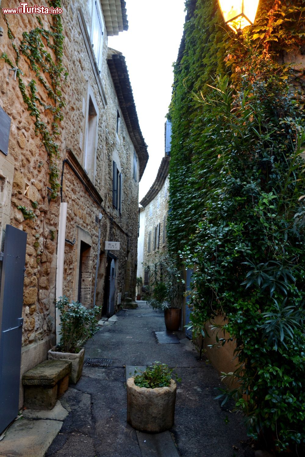 Immagine Ua stradina del centro storico di Lourmarin (Provenza, Francia). Questo villaggio alle pendici del Luberon è molto curato nei dettagli ed è abitato da artisti fancesi e internazionali.