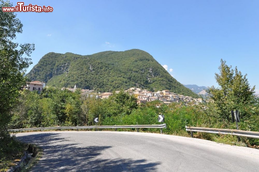 Immagine Strada che conduce a Guardiaregia, comune tra le montagne del Molise - © Ra Boe / CC BY-SA 3.0 de, Wikipedia