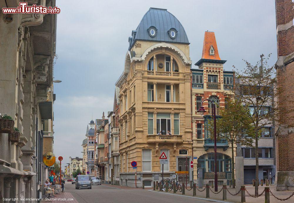 Immagine Strada con antichi palazzi a Blankenberge, Belgio. Sul centro città si affacciano vecchi eleganti edifici  - © Walencienne / Shutterstock.com