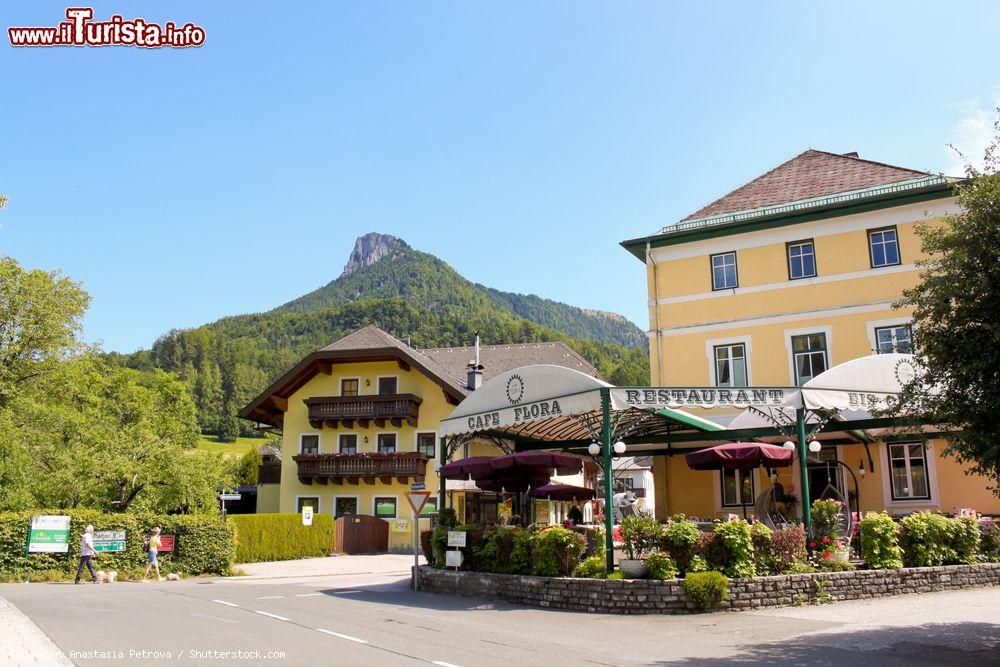 Immagine Una strada con ristorante a Fuschl am See, Austria. Passeggiando per questa piccola località alpina se ne scoprono gli angoli più pittoreschi - © Anastasia Petrova / Shutterstock.com