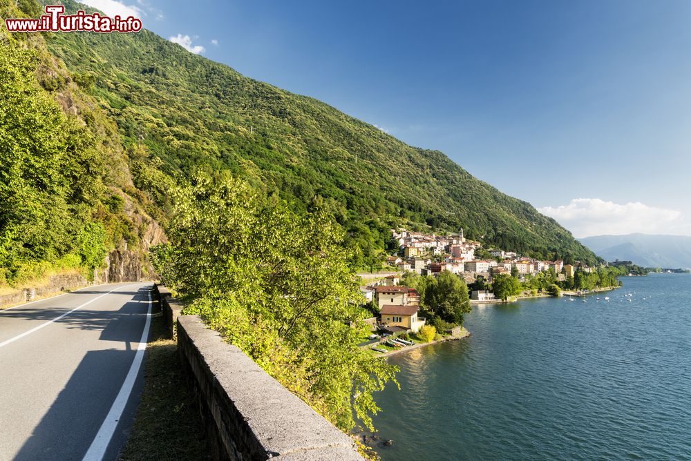 Immagine La Strada costiera che da Colico scende a Dorio (Lecco), sulla sponda orientale del Lago di Como 