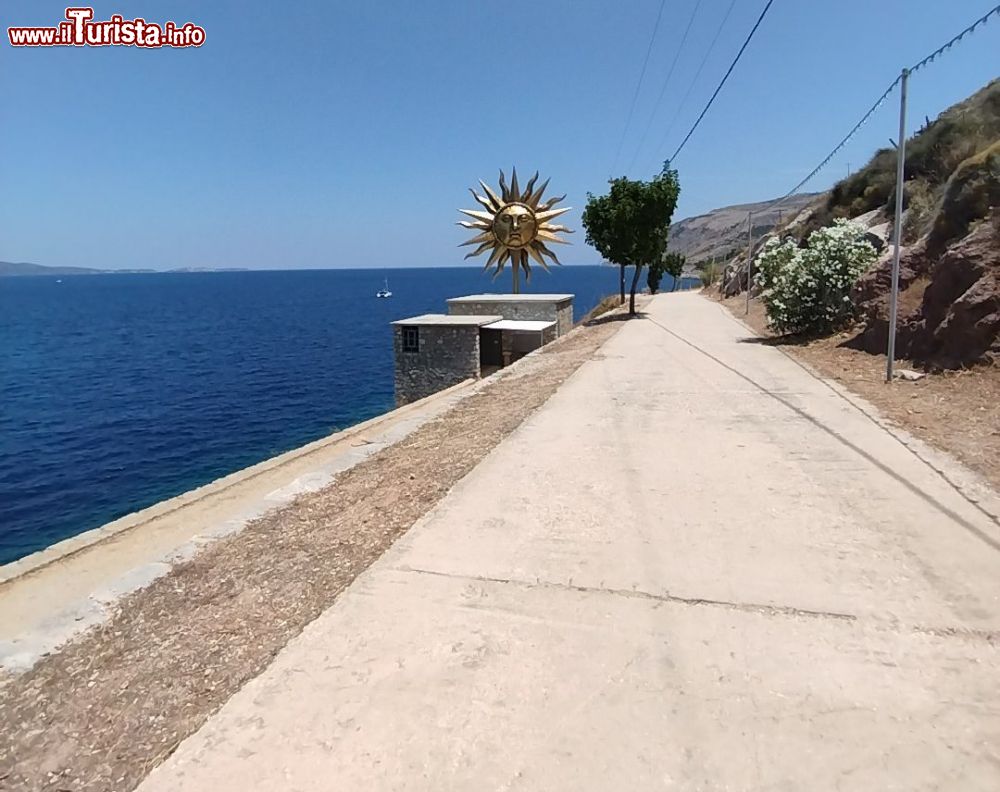 Immagine La strada costiera che dal porto di Hydra (Grecia) si dirige verso est.