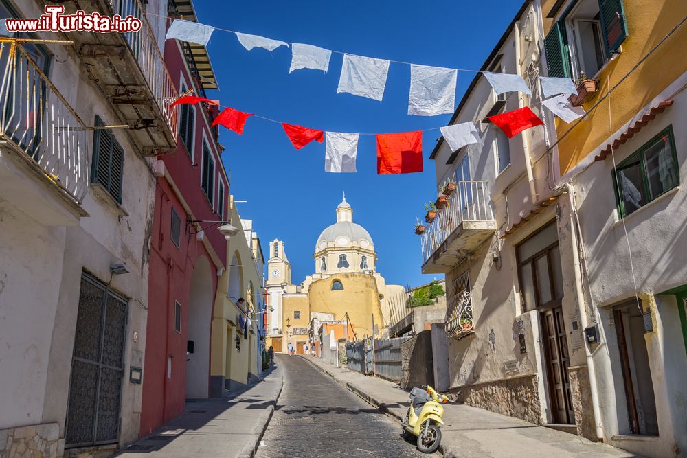 Immagine Strada del Castello con la chiesa di Santa Maria delle Grazie a Procida, golfo di Napoli, Campania. La chiesa venne edificata nel 1679 per volere dell'arcivescovo Innico Caracciolo anche se pare che già dal 1521 esistesse proprio in quel luogo una piccola cappella dedicata al culto della Madonna delle Grazie.