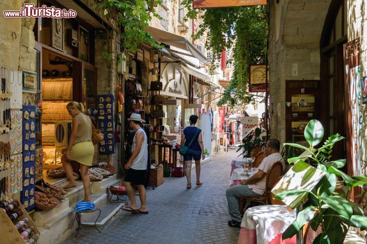 Immagine Strada del centro di Chania con turisti e negozi di souvenir, isola di Creta - © Vladimirs1984 / Shutterstock.com