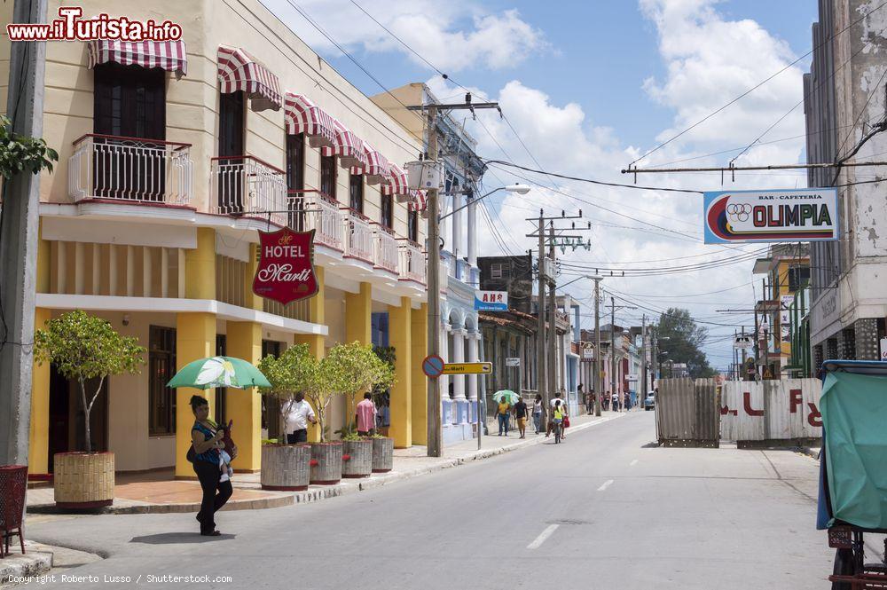 Immagine Una strada del centro di Guantánamo (Cuba) durante una giornata di sole - © Roberto Lusso / Shutterstock.com