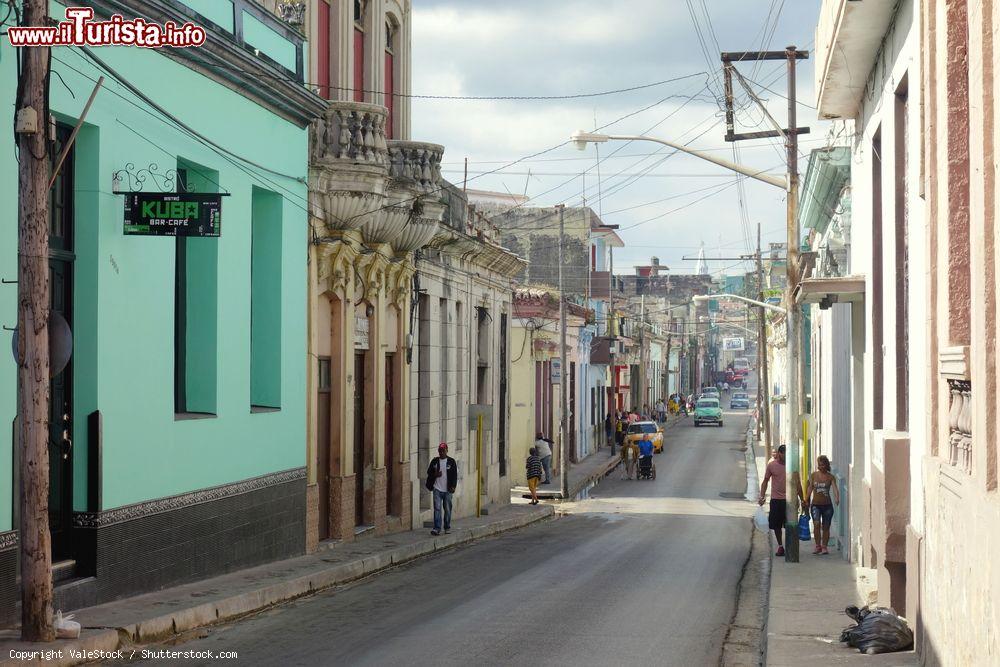 Immagine Una strada nel centro di Matanzas, città di 150.000 abitanti sulla costa atlantica di Cuba - © ValeStock / Shutterstock.com