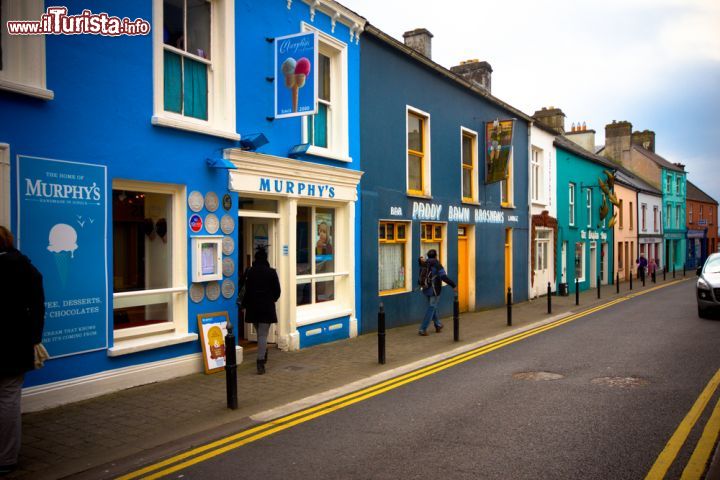 Immagine Una delle caratteristiche strade del centro della cittadina di Dingle, nella contea di Kerry. E' l'unica città dell'omonima penisola irlandese - © littleny / Shutterstock.com