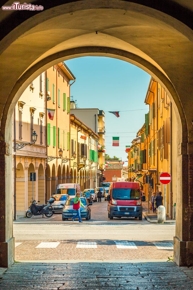 Immagine Strada del centro storico di Castel San Pietro Terme fotografata dall'arco della Torre dell'Orologio