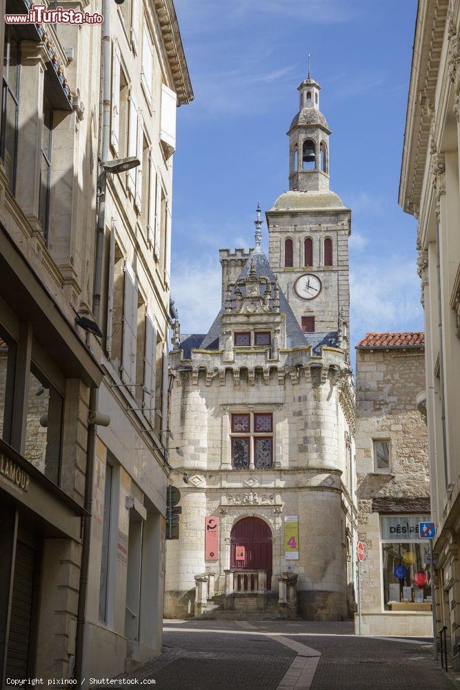 Immagine Strada dello shopping nel centro di Niort, Francia. Sullo sfondo, una chiesa medievale. Il centro storico della città assomiglia a un'isola - © pixinoo / Shutterstock.com