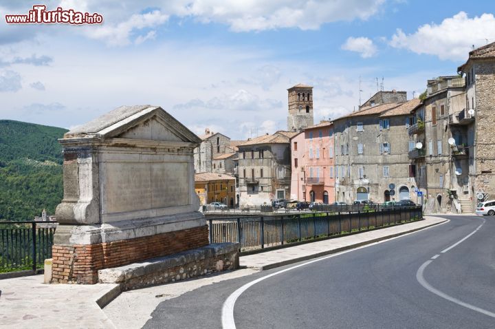 Immagine La spettacolare strada di accesso al borgo di Narni uno dei più belli dell'Umbria e dell'italia - © Mi.Ti. / Shutterstock.com