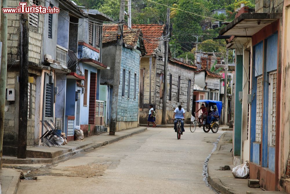 Immagine Una strada del centro di Baracoa (Cuba). Fino agli anni Sessanta, la città era quasi completamente isolata dal resto del paese per la mancanza di collegamenti stadali adeguati.