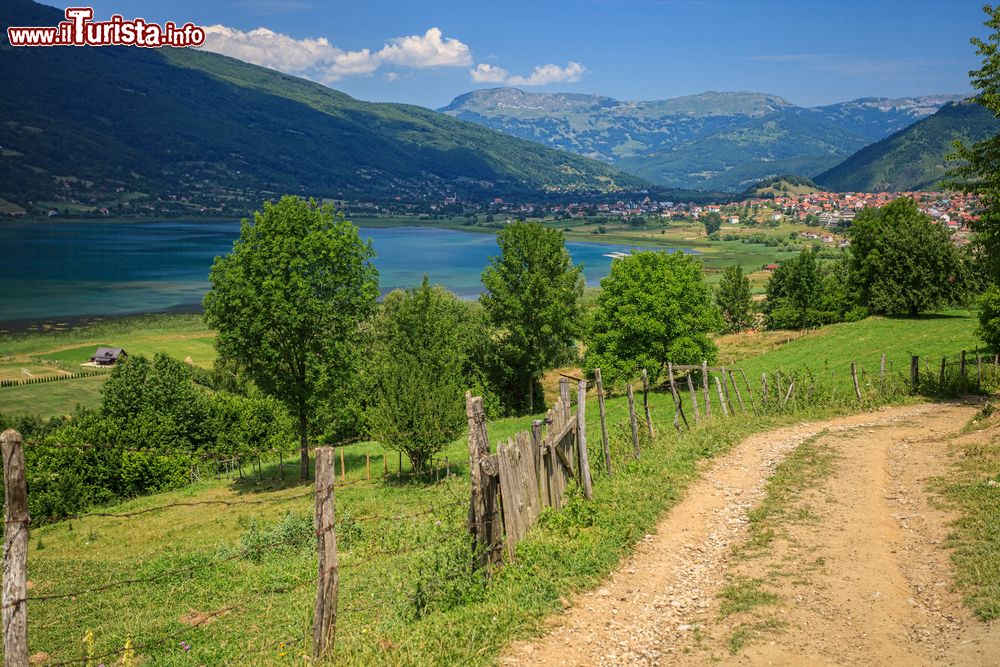 Immagine Strada di campagna verso Plav, Montenegro. La città è incastonata in una bella vallata dai paesaggi ancora incontaminati.