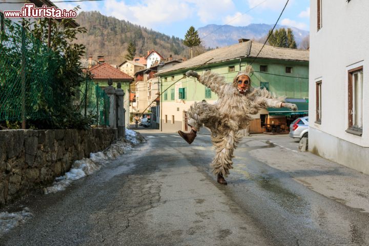 Immagine Strada di Cerkno (Circhina) durante il carnevale sloveno - © Xseon / Shutterstock.com