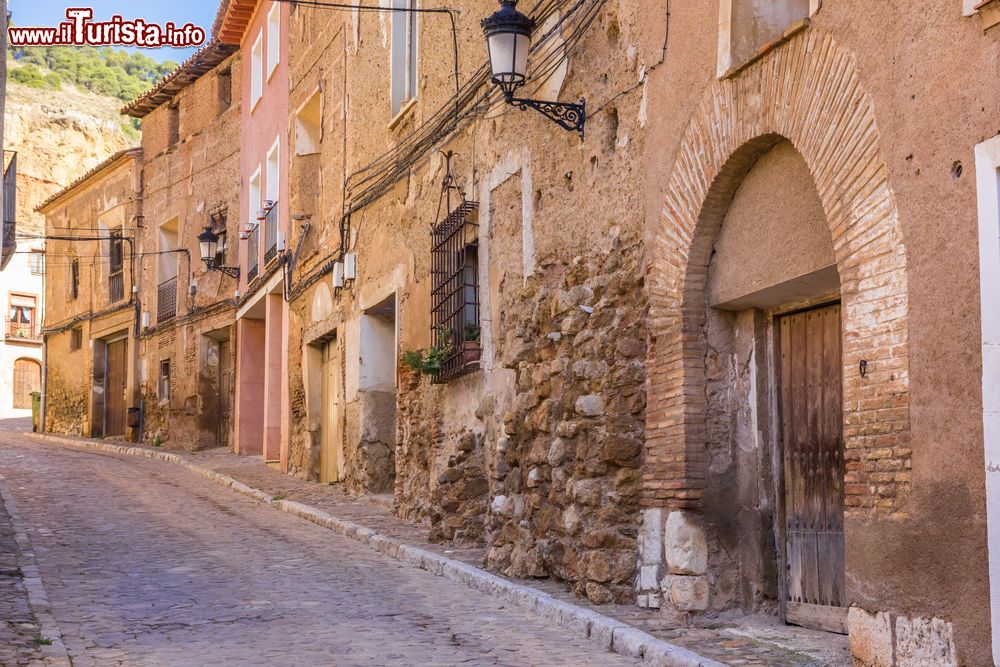 Immagine Strada di ciottoli nel cuore del centro storico di Daroca, Aragona, Spagna. Passeggiando a piedi fra vicoli e stradine del borgo se ne possono scorgere suggestivi angoli nascosti.
