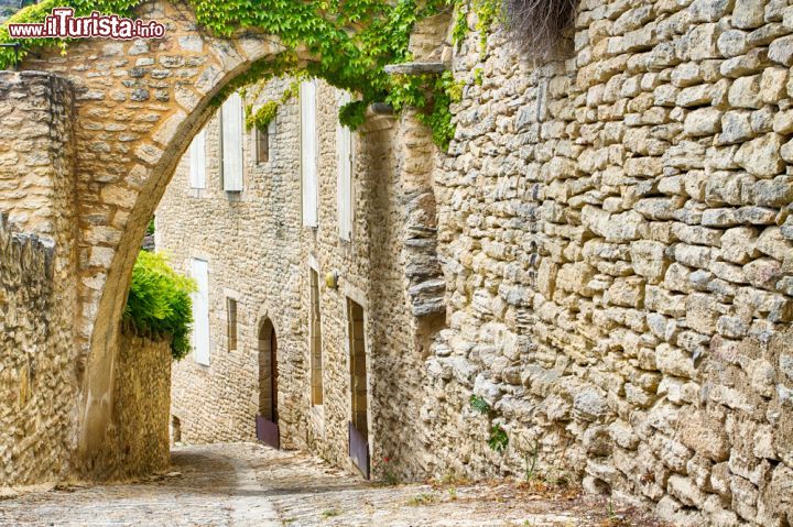 Immagine Strada del borgo di Gordes, Francia - Un angolo caratteristico nel cuore del villaggio provenzale © Jemny / Shutterstock.com