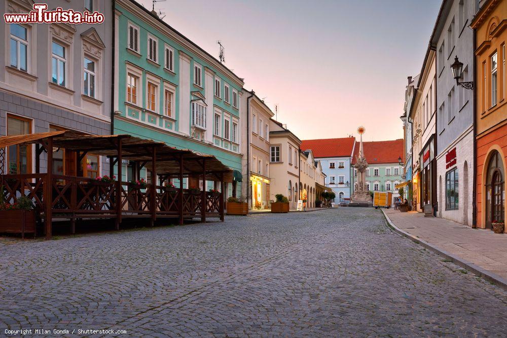 Immagine La città storica di Mikulov in Moravia, Repubblica Ceca. Fu fondata tra il XII° e il XIII° secolo come castello e sede di mercato settimanale per poi diventare una città agli inizi del XV° secolo - © Milan Gonda / Shutterstock.com