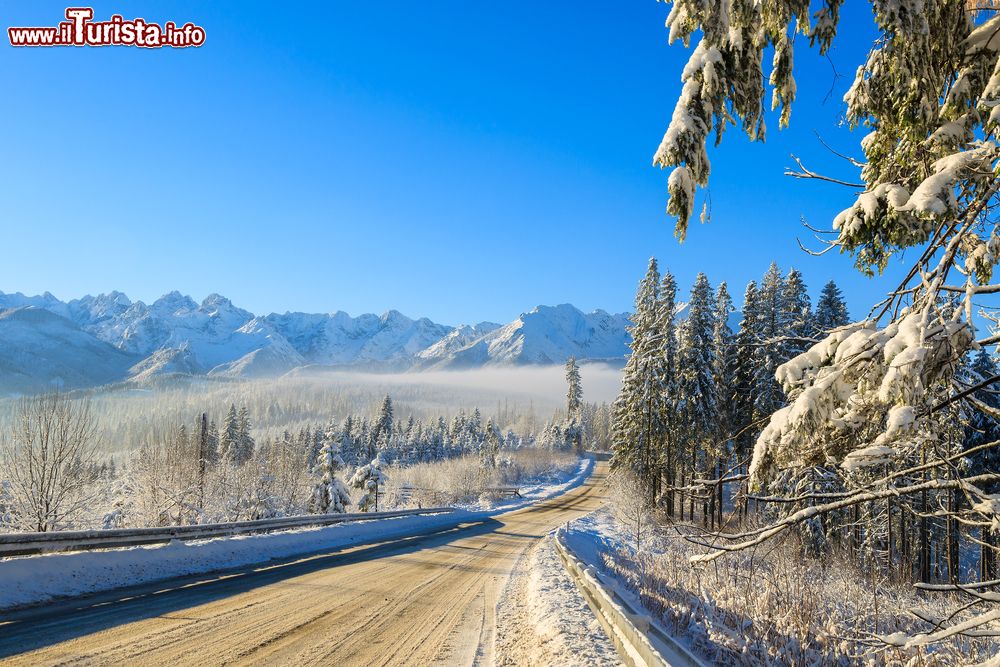 Immagine Strada di montagna non lontano da Bukowina Tatrzanska in Polonia. Un suggestivo panorama innevato.
