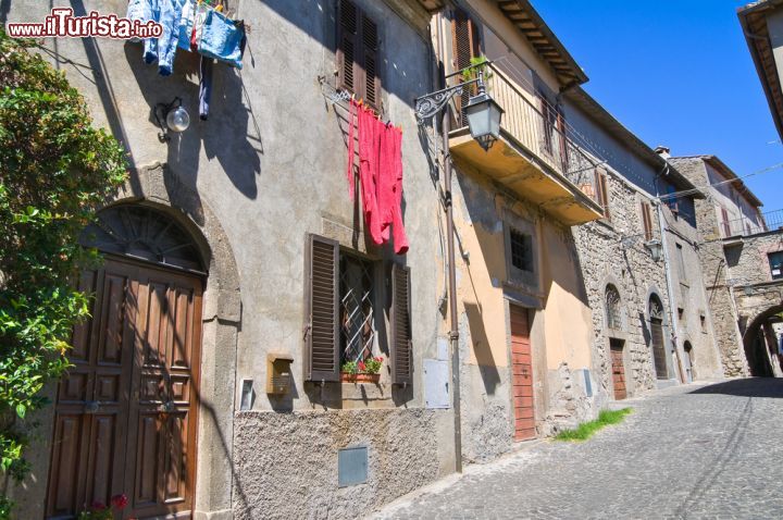 Immagine Strada di Montefiascone, Lazio. Le abitazioni del centro storico si affacciano sulle strade lastricate che caratterizzano il centro storico della città della provincia di Viterbo - © Mi.Ti. / Shutterstock.com