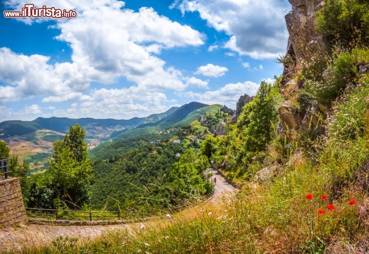 Immagine Strada nei dintorni di Pietrapertosa, Dolomiti Lucane (Basilicata) - © canadastock / Shutterstock.com