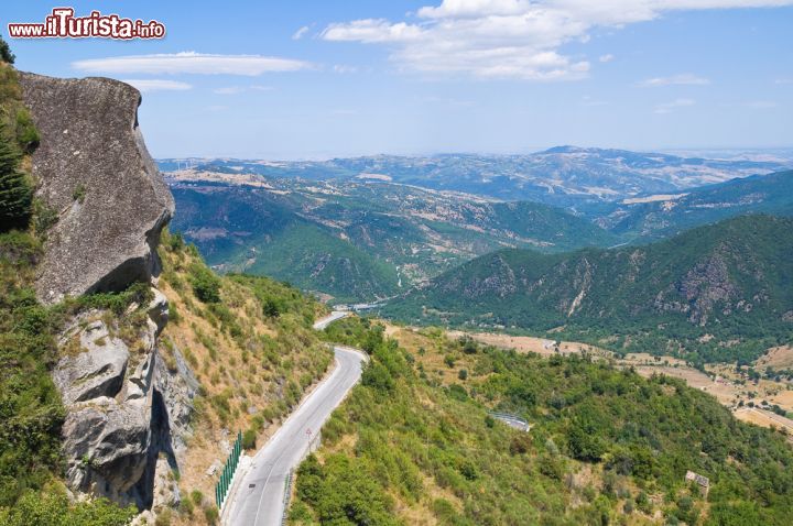 Immagine La strada sepreggia tra le rocce delle Dolomiti Lucane: siamo nelle vicinanze di Piietrapertosa uno dei borghi storici della Basilicata- © Mi.Ti. / Shutterstock.com