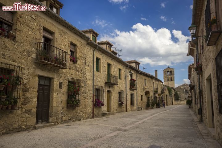 Immagine Chiesa e vie di Pedraza (Segovia), Spagna - Vicoli in pietra e edifici ordinati nel cuore di Pedraza, nei pressi di Segovia, dove sorge anche una suggestiva chiesa in Plaza Mayor dedicata a San Juan Bautista © Sergio Gutierrez Getino / Shutterstock.com