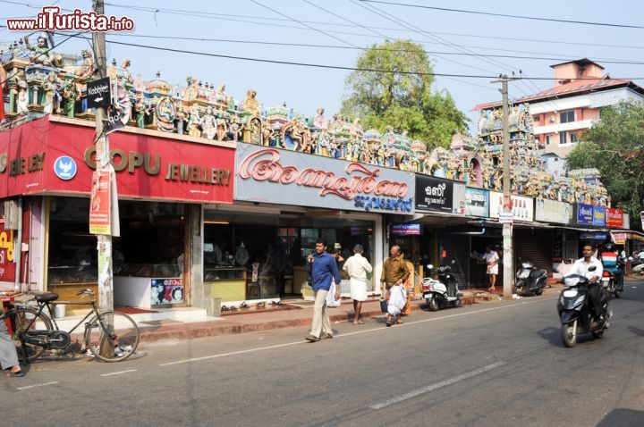 Immagine Alleppey, India: il viavai quotidiano della gente e dei negozi strada proprio sotto a un tempio indu - foto © Stefano Ember / Shutterstock.com