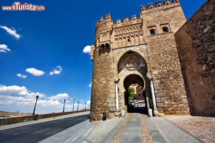 Immagine Una delle antiche porte di Toledo, nel cuore della Spagna, che conducono al centro storico dichiarato Patrimonio dell'Umanità dall'UNESCO nel 1986. Fondate dai visigoti e ricostruite nei secoli successivi in diversi tratti, le mura della città in parte si tuffano a picco nel Tago, in parte costeggiano le strade, e in certe zone la sommità è percorribile a piedi - © Kushch Dmitry / Shutterstock.com