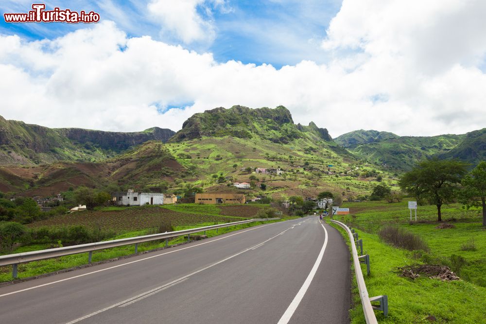 Immagine Una strada dell'entroterra dell'isola di Santiago (Capo verde, Africa).