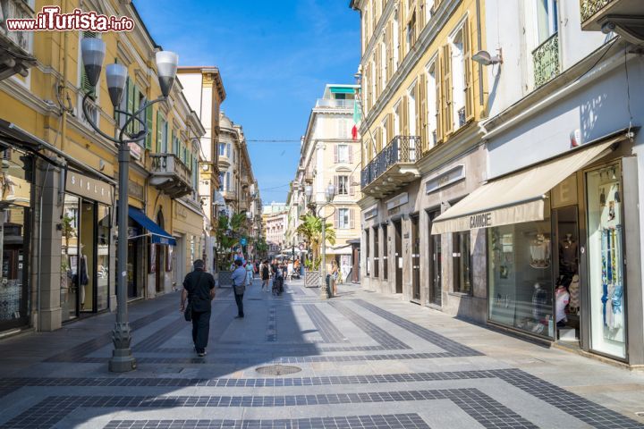 Immagine Uno scorcio di Corso Matteotti: la via dello shopping di Sanremo - situato in pieno centro città, il famoso Corso Matteotti è la via dello shopping per eccellenza di Sanremo, l'elegante dimora di gioiellerie di classe, punti vendita delle più grandi firme della moda e non solo. Lungo questa splendida via, e in quelle limitrofe, si può trovare il meglio della gastronomia ligure, con negozi di prodotti tipici e ristoranti di classe. - © Anilah / Shutterstock.com