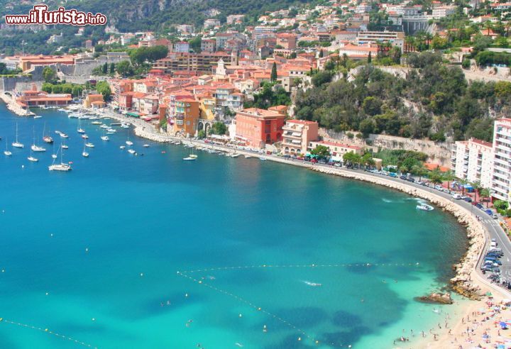 Immagine Strada inferiore delle Trois Corniches sulla Costa Azzurra, Francia. Nata nel 1860, questa strada costeggia la linea ferroviaria ed è la più frequentata perchè facile da percorrere oltre che molto panoramica - © ©mark / Shutterstock.com