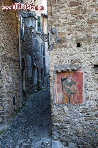 Immagine Strada del borgo medievale di Dolceacqua a Imperia, Italia - Una delle caratteristiche viuzze del centro storico di Dolceacqua dove architetture religiose, civili e militari si mescolano fra di loro © COLOMBO NICOLA / Shutterstock.com