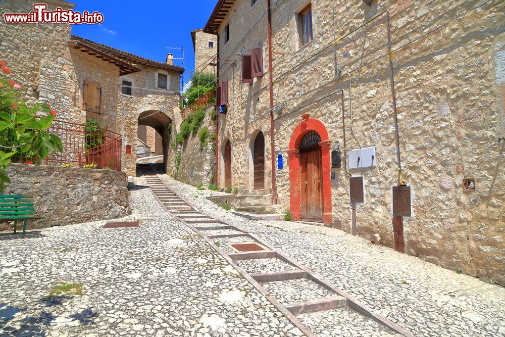 Immagine Strada medievale nel cuore del borgo di Vallo di Nera in Umbria