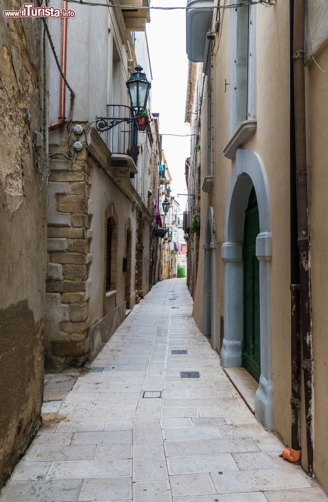 Immagine Una strada nel centro storico di Ortona (Abruzzo). La cittadina conta circa 23.000 abitanti ed è una famosa locqlità balneare dell'Adriatico.