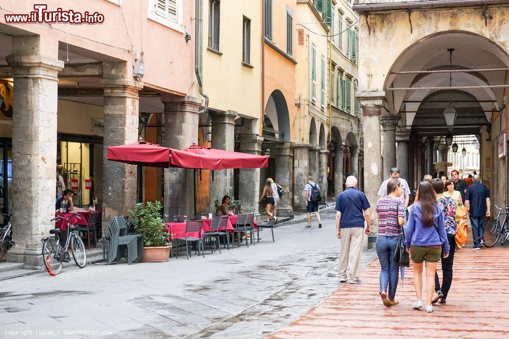 Immagine Scorcio fotografico di una strada nel centro storico di Pisa, Toscana. Con i Comuni limitrofi, Pisa arriva a formare un sistema urbano di circa 200 mila abitanti distribuiti su 500 km quadrati - © ilolab / Shutterstock.com
