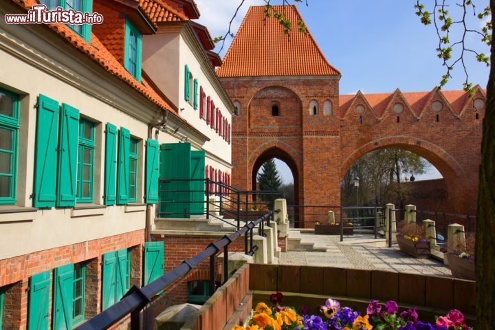 Immagine Strada nella città vecchia di Torun, Polonia. Una bella immagine del castello dei cavalieri teutonici eretto nel XIII° secolo: simbolo del dominio teutonico sulla città polacca, fu poi distrutto durante i moti cittadini nella Guerra dei Tredici Anni - © Neirfy / Shutterstock.com