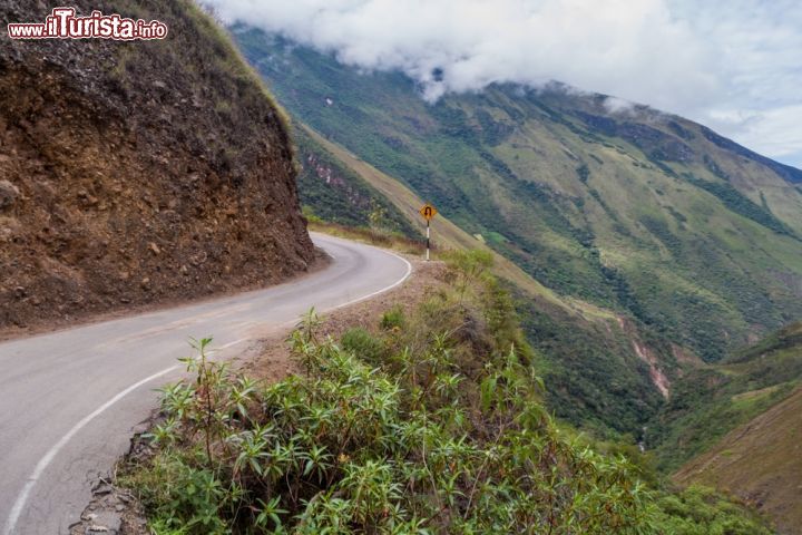 Immagine Strada panoramica di montagna fra Balsas e Leimebamba, Perù. Questi due distretti sono stati istituiti sin dall'indipendenza del Perù - © Matyas Rehak / Shutterstock.com
