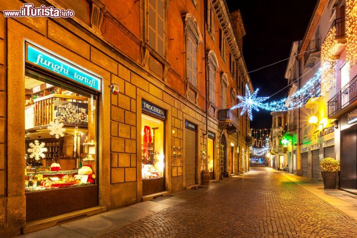 Immagine Strada pedonale nel centro di Alba in notturna, Piemonte, Italia. Una delle vie cittadine illuminate durante il periodo natalizio - © Rostislav Glinsky / Shutterstock.com