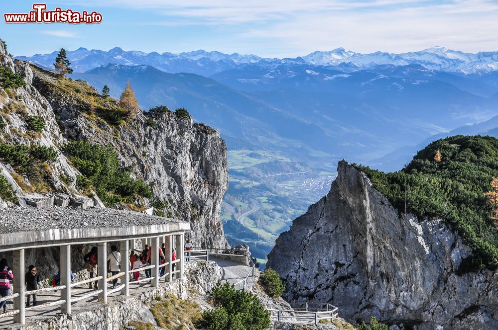 Immagine La strada per le cave di ghiaccio di Eisriesenwelt a Werfen, Austria. In italiano il nome significa Mondo dei Giganti di ghiaccio.