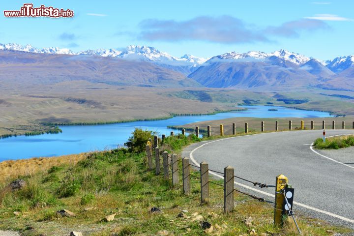 Immagine La strada per Mt John  e il Lake Tekapo: ci troviamo nella nella regione di Canterbury, a ridosso delle Alpi Neozelandesi, nell'isola del Sud della Nuova Zelanda - © MJ Prototype / Shutterstock.com