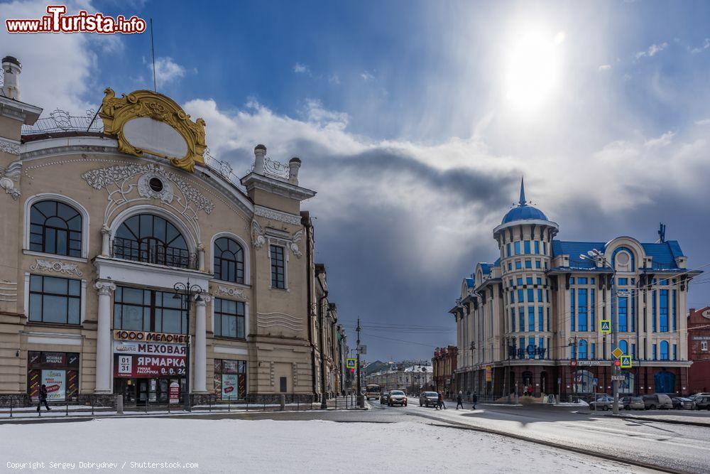 Immagine La strada principale di Tomsk (Russia) fotografata con un po' di sole durante una giornata invernale - © Sergey Dobrydnev / Shutterstock.com