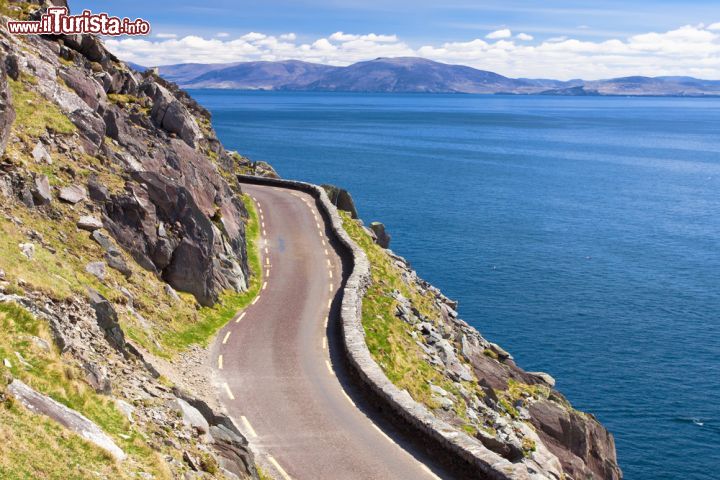 Immagine Strada Slea Head Drive a Dingle, Irlanda. Il bel percorso ad anello, con partenza e arrivo a Dingle, che permette di ammirare numerose attrazioni e paesaggi mozzafiato della parte occidentale della penisola irlandese - © Lukasz Pajor / Shutterstock.com