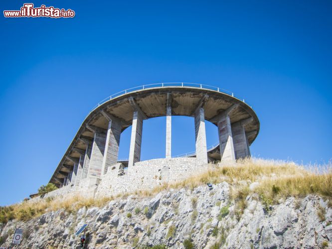 Immagine Strada sopraelevata a Maratea, Italia - L'impressionante cavalcavia che collega la chiesa di San Biagio alla statale: l'ultimo tratto si può percorrere solo con un servizio di navetta © tommaso lizzul / Shutterstock.com