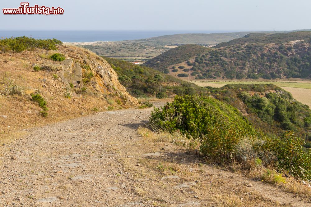 Immagine Strada sterrata per Carrapateira con montagne e vegetazione, Algarve, Portogallo.