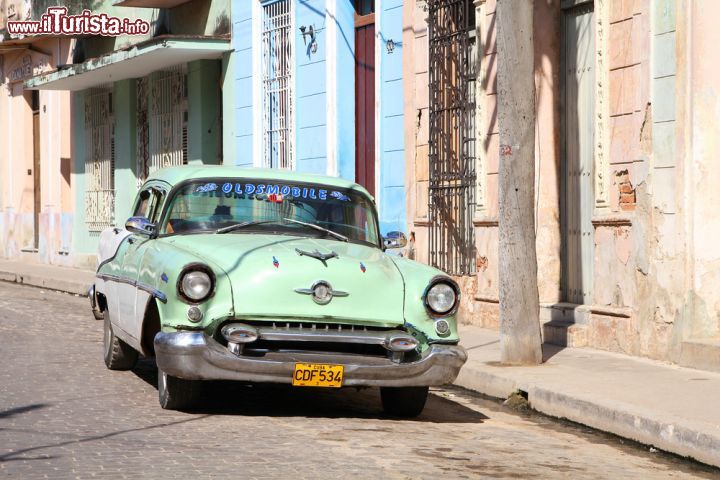 Immagine Una vecchia automobile a Camaguey, Cuba - Parcheggiata lungo le strade di Camaguey quest'automobile testimonia il passato ma anche il presente motoristico della città dove solo con l'avvento delle nuove leggi i cittadini hanno potuto iniziare a commerciare in nuovi mezzi a quattro ruote © Tupungato / Shutterstock.com